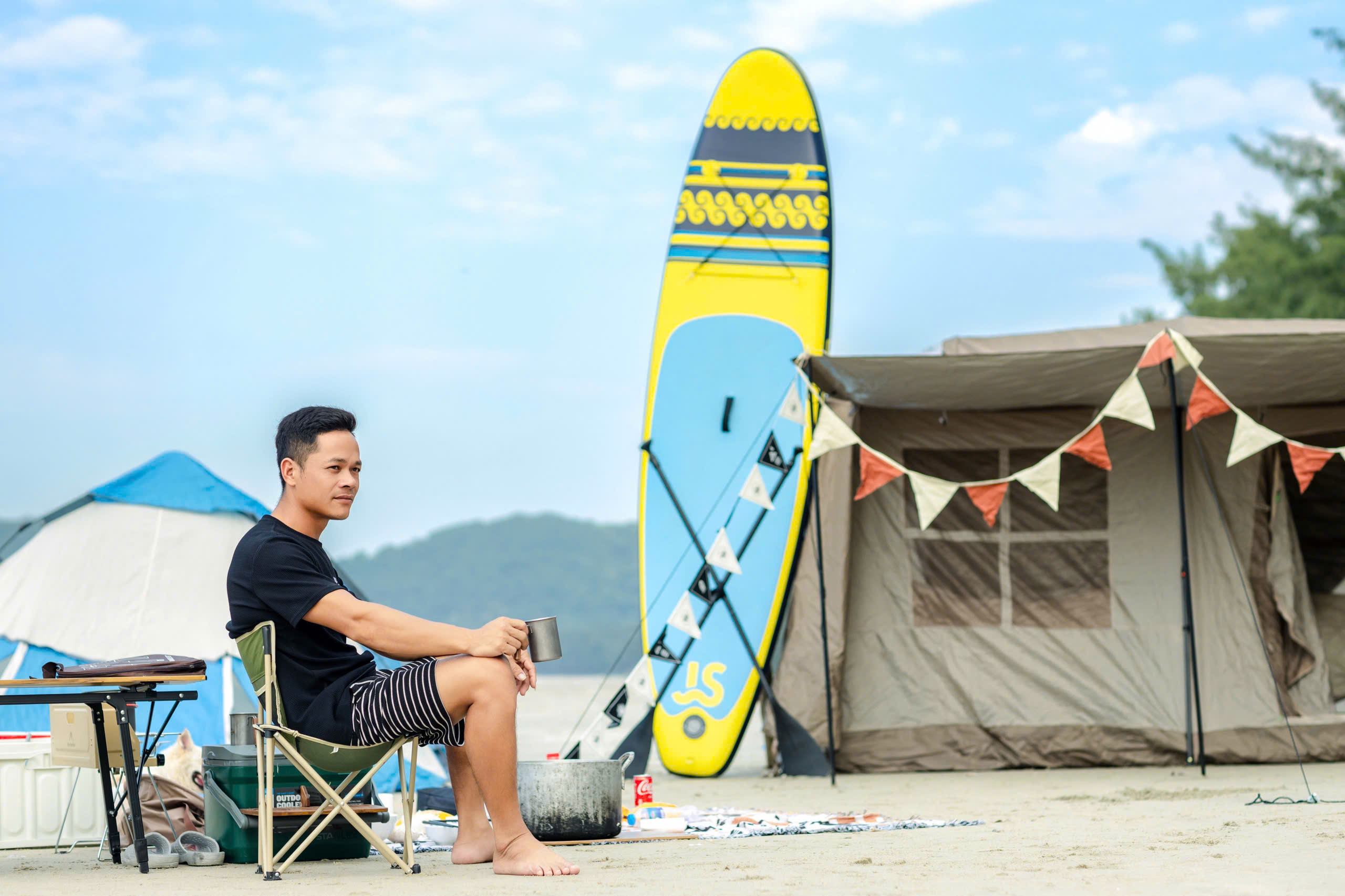 Du khách trải nghiệm biển đảo Quan Lạn